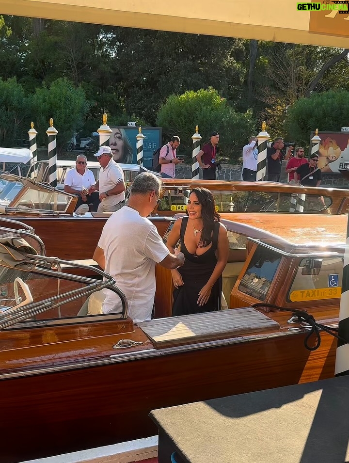 Olívia Ortiz - 5.8K Likes - Pub | Ciao Venezia!

A @intimissimi levou-me ao Festival de Cinema em Veneza e pude ver a apresentação do filme “The Smashing Machine” com Dwayne Johnson e a Emily Blunt. 
Tudo, tudo foi um “belisquem-me”: o chegar de barco, pisar aquela passadeira vermelha e no fim ver tanta emoção neles com os aplausos de pé.
Quanto ao filme - no spoilers! Já podem ver o trailer oficial e estreia em Outubro.

O meu vestido foi feito à medida pela Intimissimi em colaboração com o @ateliereme. 
Um sonho. Não vou acordar já, okay?

#intimissimi #venezia82 #venicefilmfestival