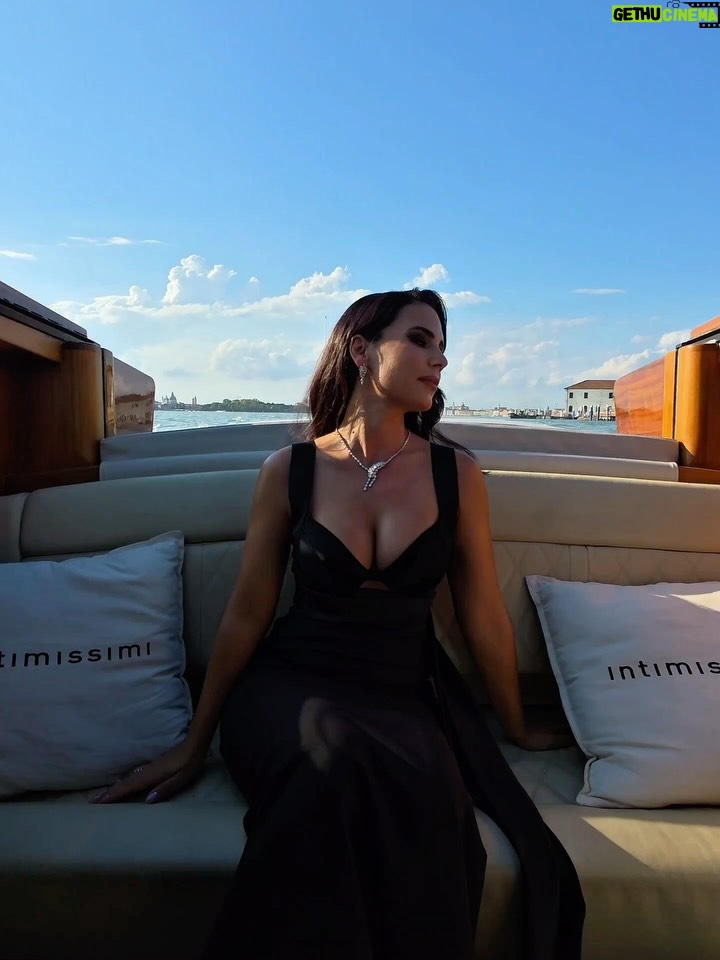 Olívia Ortiz - 5.8K Likes - Pub | Ciao Venezia!

A @intimissimi levou-me ao Festival de Cinema em Veneza e pude ver a apresentação do filme “The Smashing Machine” com Dwayne Johnson e a Emily Blunt. 
Tudo, tudo foi um “belisquem-me”: o chegar de barco, pisar aquela passadeira vermelha e no fim ver tanta emoção neles com os aplausos de pé.
Quanto ao filme - no spoilers! Já podem ver o trailer oficial e estreia em Outubro.

O meu vestido foi feito à medida pela Intimissimi em colaboração com o @ateliereme. 
Um sonho. Não vou acordar já, okay?

#intimissimi #venezia82 #venicefilmfestival