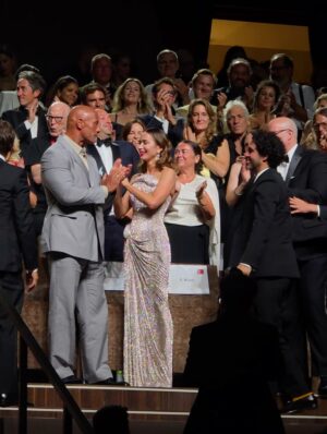 Olívia Ortiz Instagram - Pub | Ciao Venezia!

A @intimissimi levou-me ao Festival de Cinema em Veneza e pude ver a apresentação do filme “The Smashing Machine” com Dwayne Johnson e a Emily Blunt. 
Tudo, tudo foi um “belisquem-me”: o chegar de barco, pisar aquela passadeira vermelha e no fim ver tanta emoção neles com os aplausos de pé.
Quanto ao filme - no spoilers! Já podem ver o trailer oficial e estreia em Outubro.

O meu vestido foi feito à medida pela Intimissimi em colaboração com o @ateliereme. 
Um sonho. Não vou acordar já, okay?

#intimissimi #venezia82 #venicefilmfestival