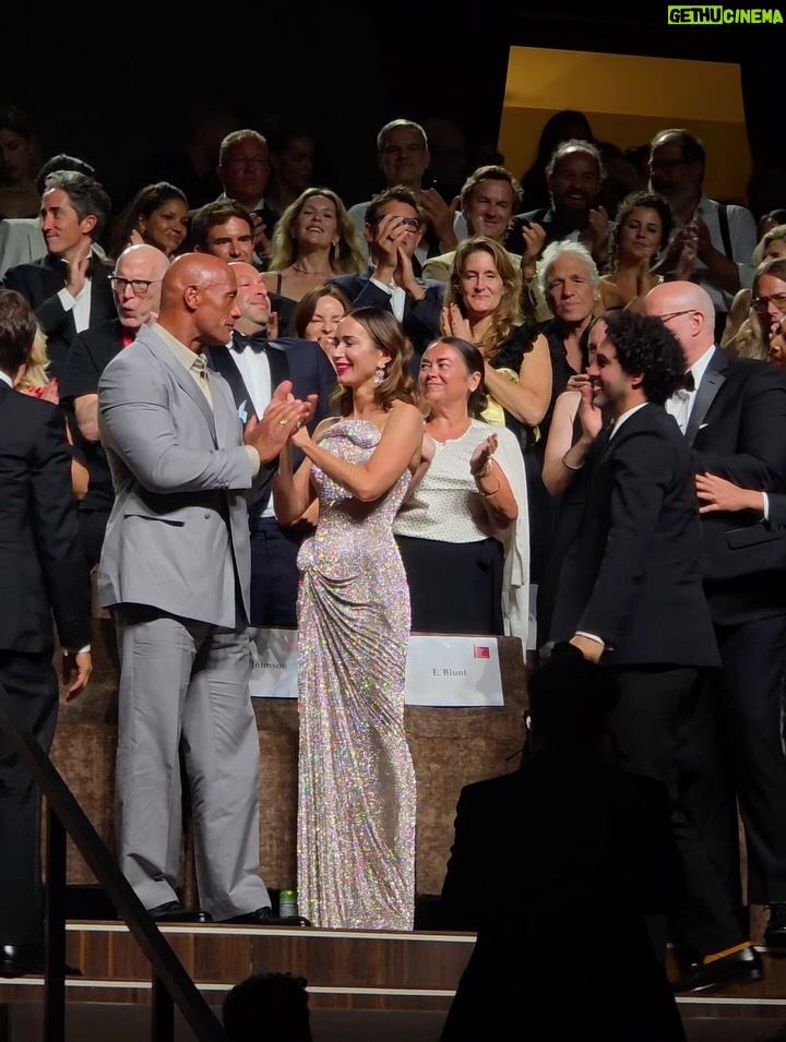Olívia Ortiz - 5.8K Likes - Pub | Ciao Venezia!

A @intimissimi levou-me ao Festival de Cinema em Veneza e pude ver a apresentação do filme “The Smashing Machine” com Dwayne Johnson e a Emily Blunt. 
Tudo, tudo foi um “belisquem-me”: o chegar de barco, pisar aquela passadeira vermelha e no fim ver tanta emoção neles com os aplausos de pé.
Quanto ao filme - no spoilers! Já podem ver o trailer oficial e estreia em Outubro.

O meu vestido foi feito à medida pela Intimissimi em colaboração com o @ateliereme. 
Um sonho. Não vou acordar já, okay?

#intimissimi #venezia82 #venicefilmfestival