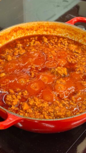 Orietta Berti Instagram - Il famoso RAGÙ DELL’ORIETTA 🍝
Grazie @bertiorietta é diventato il mio cavallo di battaglia 💛 
Vi lascio scritti qua sotto gli Ingredienti (4–6 persone):

🍝 600 g di passata di pomodoro
🍝 8 cucchiai di olio extravergine di oliva
🍝 80 g di burro
🍝 100 g di pancetta arrotolata
🍝 200 g di salsiccia
🍝 100 g di polpa magra di maiale
🍝 450 g di polpa di manzo (spalla)
🍝 1 cipolla
🍝 1 carota
🍝 1 costa di sedano
🍝 1 bicchiere di vino
🍝 2 foglie di alloro
🍝 3–4 foglie di salvia
🍝 Sale q.b.
🍝 Pepe q.b.
🍝 brodo (se necessario)

Procedimento: 

Tritate finemente cipolla, carota e sedano. In una pentola bella capiente (io ho usato la cocotte di @lecreusetitalia 💛) mettete burro e olio, poi aggiungete il trito di verdure e la pancetta. Lasciate andare piano, mescolando, finché la pancetta non è ben rosolata e profumata.
A questo punto aggiungete la salsiccia, privata del budello e sbriciolata con le mani, e fatela rosolare bene insieme al resto. Quando è ben colorita, unite la salvia e poi le altre carni. Mescolate e lasciate rosolare con calma, senza fretta.
Quando la carne è ben rosolata, sfumate con il vino e lasciate evaporare completamente l’alcol.
Versate la passata di pomodoro e fate cuocere a fuoco bassissimo per almeno due o tre ore. Se il ragù dovesse asciugarsi troppo velocemente, aggiungete un po’ di brodo caldo, poco alla volta. Ogni tanto dategli una mescolata e lasciatelo sobbollire piano piano.
Solo alla fine, quando il ragù è bello scuro e profumato, regolate di sale e di pepe.

#ragu #oriettaberti #italia #cucinaitaliana #emiliaromagna