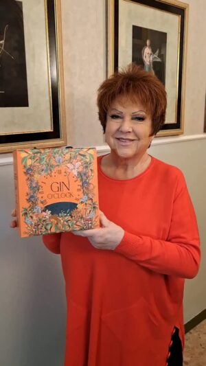 Orietta Berti Instagram - Care amiche e cari amici,
oggi voglio ringraziare un amico, Gabriele Mattioli, che sapendo della mia passione per il #gindellaregina mi ha omaggiato di questo simpaticissimo calendario dell'avvento #ginoclock🎄❤ 

È troppo simpatico... lo terrò come ricordo🤣👑🌈

Buon Natale e buone festività a tutti🎄❤
Orietta

#gabrielemattioli @superpalli #superpalli @rovazzi @chetempochefa @fab.fazio #GinOClock #calendariodellavvento #regalo #BuoneFesteatutti❤⭐🎄 #buonnatale  @fckyourclique @foodify.hope @danti2f @gabrielevagnato @emanueleferrari @gpool @biggiepaulofficial @361comunicazione @manuelsebastianomagni @pinupstars @starpointcorporation @saim0n #chiamachiama #cabaret #ilgindellaregina #ironia #queen #love🏳️‍🌈