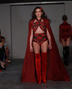 Özge Borak Instagram - 1. Gerçekte olan, 2. Hayal ettiğim,  3. Sizin hayal ettiğiniz; ki çok gülüyorum buna. Kaç kişi gönderdi şu kadar zamanda bilmiyorum. Çok yaşayın❣️🤣 yakın geçmiş, ne güzel geceydi değil mi @cihannacar ? 😘 #defile