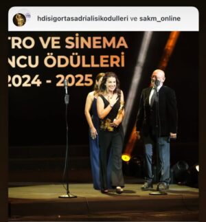 Özge Özberk Instagram - Ödül almak şöyle dursun, bu zamanın hızlı akışına bir çare bulmalıydık.  Tamı tamına 20 sene önce aldığım ödülümle yan yana koydum onları🙏🏼 🌸
Onlarca senaryo okuyoruz. Kimi suya yazı oluyor kimi kalplerden sonsuza kadar silinmiyor.  Bu unutulmaz gecede Sadri Alışık 100. yaşında özlemle ve tüm güzelliğiyle anıldı. Teknolojinin nimetlerinden faydalanılarak geceye ait duygularını paylaştıkça,  gözlerimiz doldu. Kimler anılmadı ki. Zamanın acımasızlığını burada da hissettik. Zamanla bir kavgam yok ama yine de gıcığım bu kadar hızlı geçmesine. Ez cümle daha nicelerine.. Emeği geçen herkese sonsuz teşekkürler ❤️🙏🏼
@hdisigortasadrialisikodulleri 🌸
#Takıntılar film 🥰