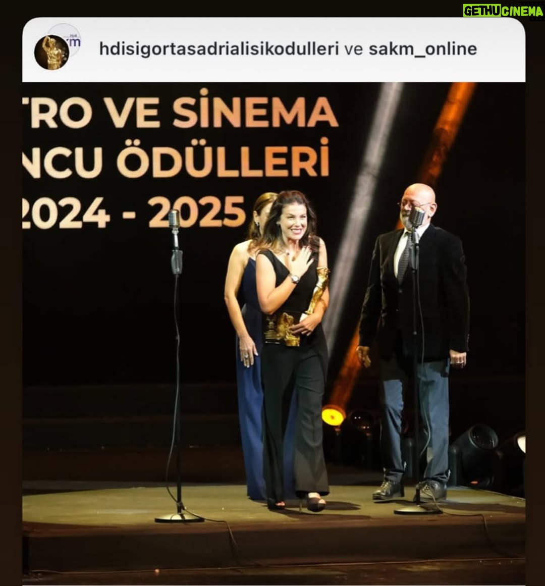 Özge Özberk - 5.1K Likes - Ödül almak şöyle dursun, bu zamanın hızlı akışına bir çare bulmalıydık.  Tamı tamına 20 sene önce aldığım ödülümle yan yana koydum onları🙏🏼 🌸
Onlarca senaryo okuyoruz. Kimi suya yazı oluyor kimi kalplerden sonsuza kadar silinmiyor.  Bu unutulmaz gecede Sadri Alışık 100. yaşında özlemle ve tüm güzelliğiyle anıldı. Teknolojinin nimetlerinden faydalanılarak geceye ait duygularını paylaştıkça,  gözlerimiz doldu. Kimler anılmadı ki. Zamanın acımasızlığını burada da hissettik. Zamanla bir kavgam yok ama yine de gıcığım bu kadar hızlı geçmesine. Ez cümle daha nicelerine.. Emeği geçen herkese sonsuz teşekkürler ❤️🙏🏼
@hdisigortasadrialisikodulleri 🌸
#Takıntılar film 🥰