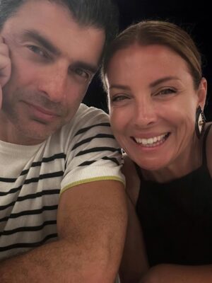 Özge Özberk Instagram - Kaç yıllık hayalse işte o kadar heyecan yaşıyoruz. Filmini mutlu bir ekiple hayata geçirdiin 🌸Bakmayın yorgun olduğuna ,içi köpüklü dalgalar gibi. Yolun açık ve tam da istediğin gibi olsun Gügüm. Film şahane, ekip şahane sen şahane. Bize seni alkışlamak düşer 🌸  Seni çok seviyorum @ozgur_ozberk ❤️