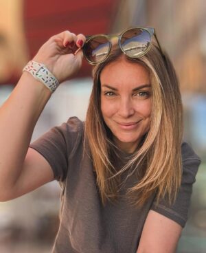 Özge Özberk Instagram - Hello June 🌸💜🎉🍀🦋