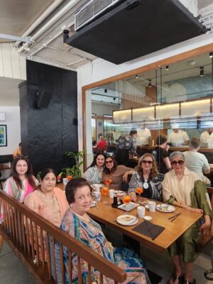 Padmini Kolhapure Instagram - Thank you my girls ❤️
@thezeenataman @mehraritu1955 @sartajpashanoorani @rekhasinghal1 @poonam_dhillon_