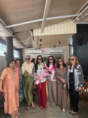 Padmini Kolhapure Instagram - Thank you my girls ❤️
@thezeenataman @mehraritu1955 @sartajpashanoorani @rekhasinghal1 @poonam_dhillon_