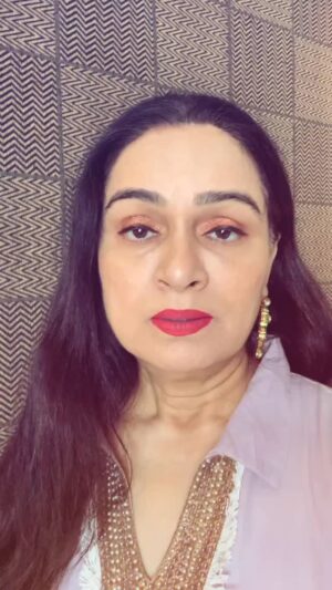 Padmini Kolhapure Instagram - भारतरत्न लता मंगेशकर दीदींच्या जयंतीनिमित्त विनम्र अभिवादन 🙇‍♀️ 

Remembering the voice of the nation, Bharat Ratna Lata Mangeshkar Ji, on her birth anniversary.
Her songs are forever etched in our hearts 💖
Legends don’t fade — they echo eternally. 🎶✨
Forgot to ask all you Admirers of Lata Didi YOUR favourite song of hers ! I would love to read in the comments 

#latamangeshkar #nightingaleofindia #legendsliveforever