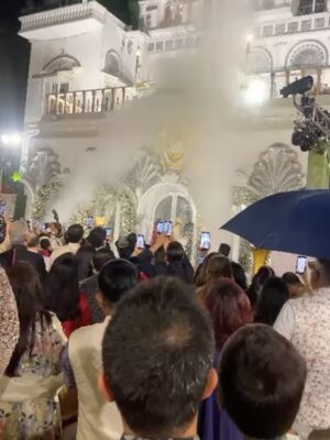Padmini Kolhapure Instagram - A wedding so beautiful, it seemed the heavens themselves had descended upon Mumbai. ✨Like a celestial celebration — sacred, serene, and soaked in divine light. 💫 
God bless the beautiful couple 
Vedant and Tejal 🤗
@yashbirla @avanti_birla 
@bircat @tejalskulkarni 
@nirvaanbirla @shlokabirla 
@swamikailashanandgiri_official 
@gaurgopaldas 
@tejukolhapure @sita_talwalkar @sonaljain5355 @sharmila28may @godb.11 @parulshah1110 #rajul @geetawagh4 @anu.5223