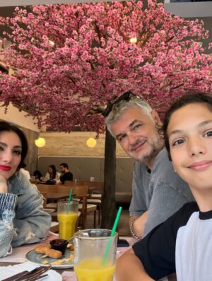 Pamela Cortes Instagram - Cada día es mas difícil reinventar la forma de no extrañarnos tanto. Cuando se apaga la luz, todo pierde sentido y duelen las heridas. Aunque solo hay una pequeña distancia de kilómetros, Nos faltamos cada vez mas. Que el tiempo nos de la razón, que todo lo vivido valga la pena y Dios escuche nuestro corazón. #YaTebyaLublu #yeskessirumem @david_armenio