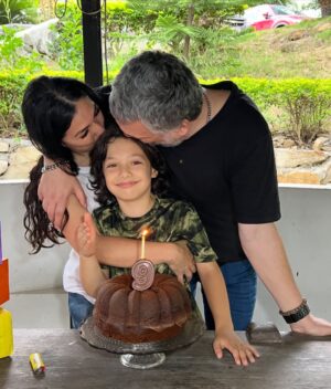 Pamela Cortes Instagram - Cada día es mas difícil reinventar la forma de no extrañarnos tanto. Cuando se apaga la luz, todo pierde sentido y duelen las heridas. Aunque solo hay una pequeña distancia de kilómetros, Nos faltamos cada vez mas. Que el tiempo nos de la razón, que todo lo vivido valga la pena y Dios escuche nuestro corazón. #YaTebyaLublu #yeskessirumem @david_armenio