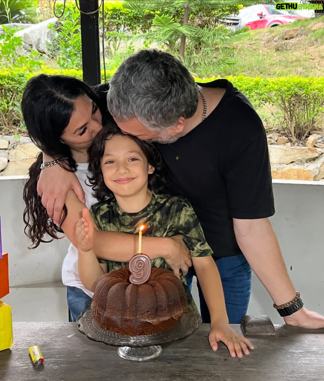 Pamela Cortes - 18.6K Likes - Cada día es mas difícil reinventar la forma de no extrañarnos tanto. Cuando se apaga la luz, todo pierde sentido y duelen las heridas. Aunque solo hay una pequeña distancia de kilómetros, Nos faltamos cada vez mas. Que el tiempo nos de la razón, que todo lo vivido valga la pena y Dios escuche nuestro corazón. #YaTebyaLublu #yeskessirumem @david_armenio