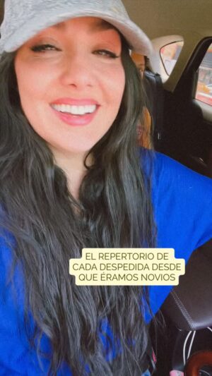 Pamela Cortes Instagram - Cuando éramos novios le cantaba estas canciones en el aeropuerto. Después de unos años, me dijo que la cante frente al hermoso río Guayas, en el primer concierto de la orquesta Filarmónica de Guayaquil que David fundó hace unos años.💕

Cada vez que te vas a Quito, te llevas un pedazo de nosotros. 💕 Momento romántico del día ❤️ #AVecesSomosRománticos #LleveSuSerenata 🤣 PamelaCortes
