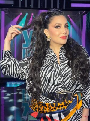 Pamela Cortes Instagram - Hace por lo menos 15 años uso las extensiones de mi querida talentosa @maritzachevez De quien admiro profundamente su gran trabajo y calidad cuando se trata de hacer cambios de look o, como en este año, agregarle un poco de volúmen a mi ondas.
No cualquiera consigue un cabello tan hermoso y ella siempre ha encontrado mi rizo/onda (de cabello 100% humano) para poder usar el cabello al natural y no tener que peinarlo.
Gracias mi querida Mari por siempre cuidar de mis extensiones. ❤️ 
Estilismo : @pedrodiazj 
Peinado: @nelsuarezbeauty 
Makeup: @ilemakeup