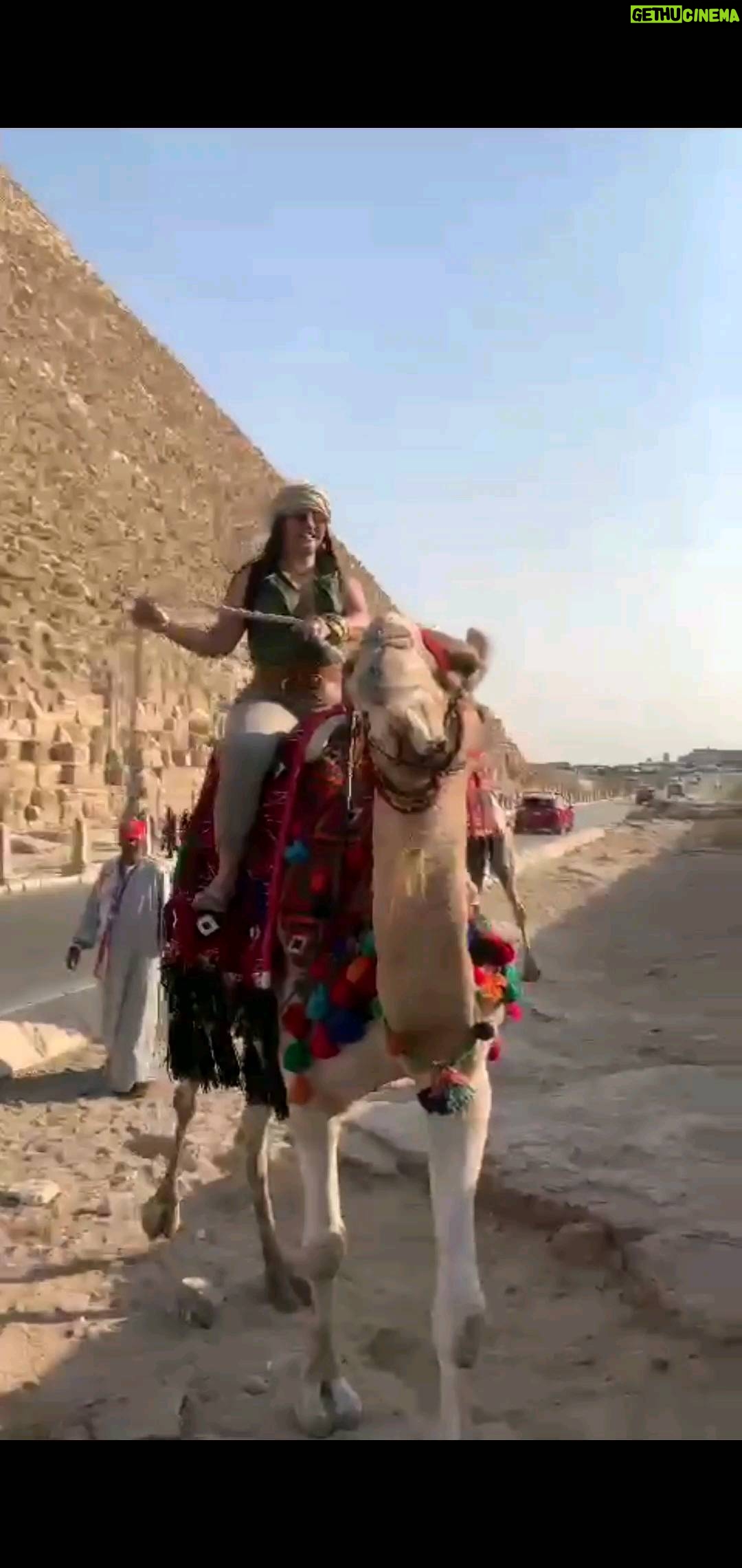 Paola Farías - 3.8K Likes - Esta triada de pirámides son las tumbas de los faraones Keops, Kefren y Micerinos, que pretendían alcanzar la inmortalidad con estos impresionantes monumentos, y en cierto modo lo consiguieron. La Gran Pirámide alberga la tumba de Keops.
#Cine #LuchaPorTusSueñosPaolaFarias
#LaCocoteraPaolaFarias #tvseries #travel #egipto #celebrity