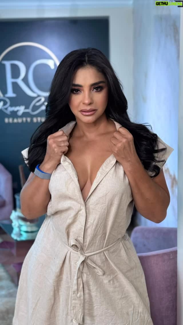 Paola Farías - 1.6K Likes - Hoy, lista para una sesión de fotos muy especial 🎄✨
Detalles que hacen la diferencia… gracias 🤍💄 @ronnycastanedaoficial y mi amiga @claudiagomezec por asistirme hoy tqm