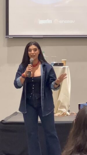 Paola Farías Instagram - Podemos cambiar de lugar pero la misión de vida está intacta! Este viernes estaré e’este viernes en MANTA compartiendo tecnología con cada uno de Uds! La esperanza es lo último que se pierde! Si quieres probar nuestros aparatos reparadores separa tu cita aquí 📲0969216030 #manta #portoviejo #bienestar