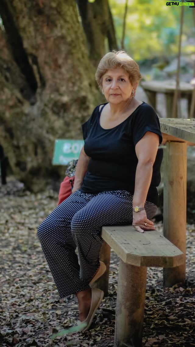 Paola Troncoso - 12.3K Likes - Hoy se cumplió un año desde la última vez que escuché tu voz y miré tus ojos.
Mamita de mi corazón, mujer admirable, luchadora, inteligente, creativa, con manos cálidas, fuertes y también llenas de arte. Madre protectora, apoyadora y siempre preocupada de sus niñitas.

No tengo palabras para agradecer el haberte tenido como mi madre en esta vida. Me enseñaste tantas cosas y me heredaste tantas otras que me han permitido vivir de una forma digna y resiliente.

Heredé de ti el aprender a hacer de todo, porque a ti nada te quedaba grande. Cuando estoy con mis herramientas y algo se me complica, automáticamente me sale: “¡Esta hueá no me la va a ganar!”, como tú decías. Y entonces pienso: jajajaja, sé que estás acá conmigo, mamita. Termino haciendo o solucionando con el mismo perfeccionismo con que tú lo hacías. Eras tan habilidosa: podías crear desde las manualidades más delicadas hasta construir una casa. Usabas las herramientas como la mejor profesional y, con esas mismas manos, preparabas la comida más rica con sabor a mamá.

Heredé tu amor por bailar, tu forma de encontrar siempre una solución, de tener mi casa linda, de ser de pocos amigos pero buenos, de ser proveedora y precavida. Me enseñaste el valor de la palabra, de la lealtad, de empujar a salir adelante a los que se ama y de ayudar a quien lo necesite cuando veías potencial y ganas de crecer.

Me enseñaste a alegrarme con los logros de otros y a salir adelante poniéndome siempre metas, confiando en mí.

Tuviste una vida difícil y dura, pero hiciste tanto…

Podría seguir escribiendo y no terminaría de describir quién fue Bernardita Navarro, porque tú, mi madre, eras inmensa como el mar.

 Te fuiste de la manera que tú querías, repentinamente sin sufrimiento, en tu mes favorito, y un día de sol. 
Volviste a casa mamita, eres feliz, plena y libre. No te preocupes si me ves llorar, yo puedo con esto, porque mi parte humana extraña tu presencia física, pero mi lado consciente es quien sabe y siente que no te has ido.
Gracias por demostrarme cada día tu presencia, con tu perfume que llega en momentos inesperados o tu imagen reflejada en muchos lugares.

Amor eterno mamita de mi corazón ❤️