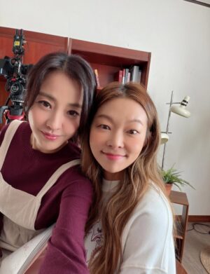 Park Eun-hye Instagram - 볼 때 마다 느끼는 건데…
참 착하고 귀여운 해나… 
#멘탈워리어2 촬영 끄읕~~~ 
기대해주세요💕💕
