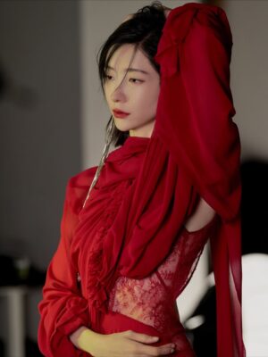 Park Ji-hyun Instagram - Allure🥀👠♥️💋