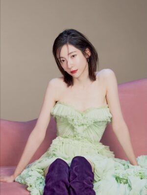 Park Ji-hyun Instagram - Allure🥀👠♥️💋