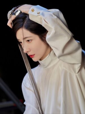 Park Ji-hyun Instagram - Allure🥀👠♥️💋