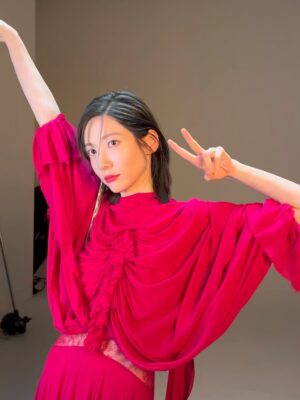 Park Ji-hyun Instagram - Allure🥀👠♥️💋