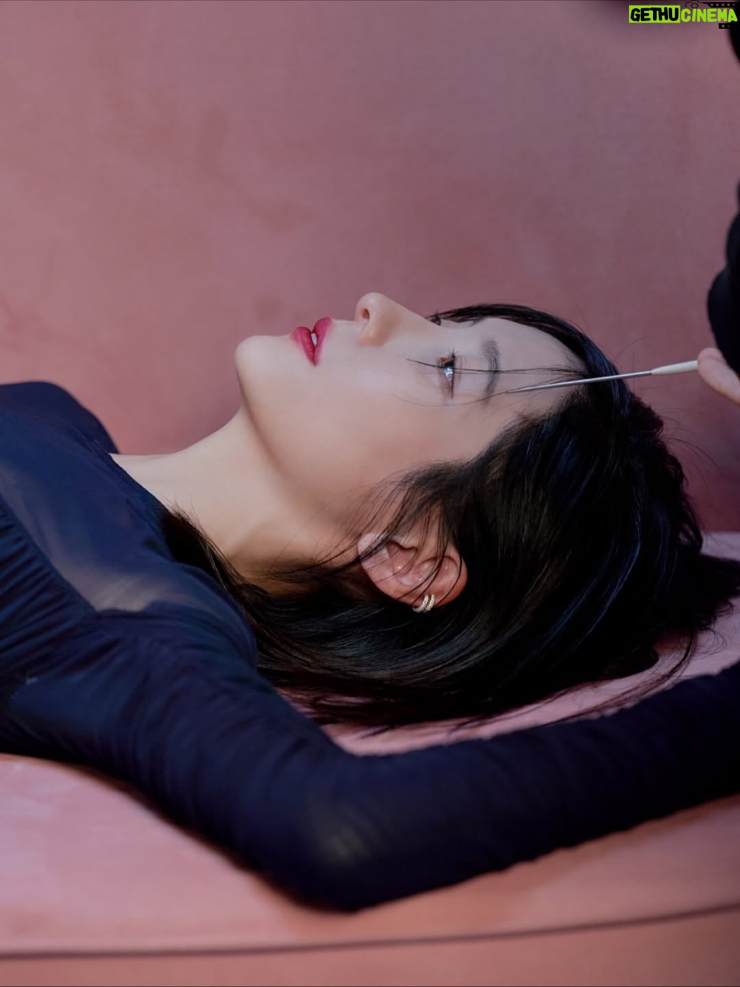 Park Ji-hyun - 61.5K Likes - Allure🥀👠♥️💋