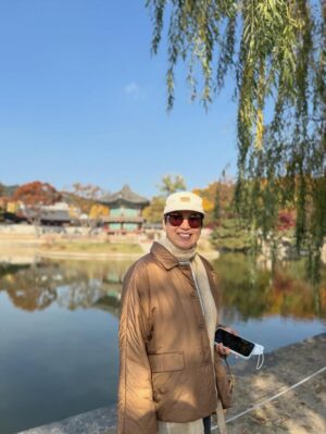 Park Mi-sun Instagram - 가을  잘 즐기고  계신가요? 
.
경복궁부터  부암동까지 
.
살면서  이런 여유를 다  누리네요 
.
석파정이란곳에  첨  가봤는데  단풍이 너무  아름다와서  정말  꿈처럼  행복한  산책이었어요 
.
#경복궁 #석파정 #가을단풍 #산책
.
이렇게  막  사진 올리고  하니까  좋네요 ㅎㅎ 
.
좋은  하루 되세요