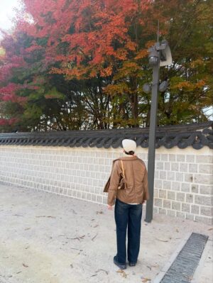 Park Mi-sun Instagram - 가을  잘 즐기고  계신가요? 
.
경복궁부터  부암동까지 
.
살면서  이런 여유를 다  누리네요 
.
석파정이란곳에  첨  가봤는데  단풍이 너무  아름다와서  정말  꿈처럼  행복한  산책이었어요 
.
#경복궁 #석파정 #가을단풍 #산책
.
이렇게  막  사진 올리고  하니까  좋네요 ㅎㅎ 
.
좋은  하루 되세요