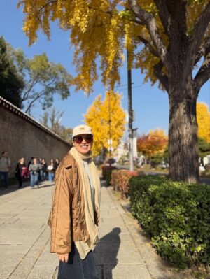Park Mi-sun Instagram - 가을  잘 즐기고  계신가요? 
.
경복궁부터  부암동까지 
.
살면서  이런 여유를 다  누리네요 
.
석파정이란곳에  첨  가봤는데  단풍이 너무  아름다와서  정말  꿈처럼  행복한  산책이었어요 
.
#경복궁 #석파정 #가을단풍 #산책
.
이렇게  막  사진 올리고  하니까  좋네요 ㅎㅎ 
.
좋은  하루 되세요