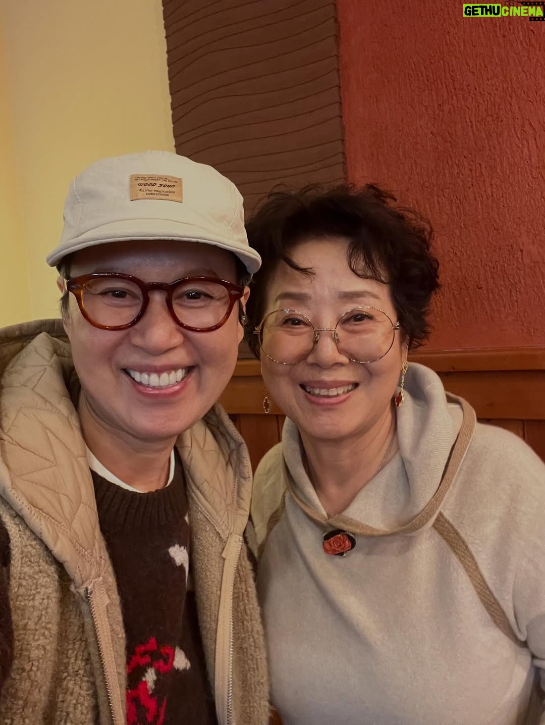 Park Mi-sun - 74.4K Likes - 밥 사주신다고  멀리 파주까지  오셔서  고기  사주고  가신  엄마 ...
.
늘  내  생각하면  그렇게  눈물이 나시나봐요  ㅠ 
.
오래오래  건강하세요~~
.
#순풍산부인과 #모녀지간 #번개모임