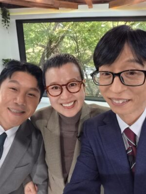Park Mi-sun Instagram - 나갈까 말까  엄청  고민하고...
.
가발  쓸까 말까  또  엄청  고민하고 ㅎ 
.
그래도  너무 궁금해들하시고  걱정들  해주셔서  용기내서  방송  했어요 
.
올 해  딱  한번의  스케쥴 ㅎ 
.
오늘  12일  유퀴즈에서  이런저런  얘기  했는데  오랜만에  하는  방송이라  살짝  걱정도  되네오 
.
암튼  걱정해주신  모든  분들  감사합니다 
.
#유퀴즈