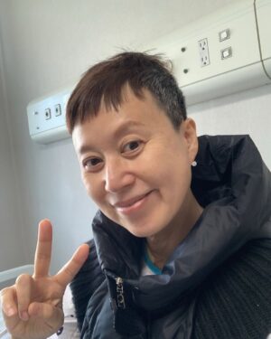 Park Mi-sun Instagram - 이  사진은  병원에  있을때  찍은거에요 ㅎ 
.
사실  아프고 나서  좀  소심해지고  아픈 분들도  많으신대  유별떠는거  같아서  조심스러웠는데
.
생각보다  너무  많은  분들이  공감하시고  힘을  얻었다고  하셔서  유투브  오늘  또  업로드 해봤어요 
.
몇 분이라도  영상 보시고  힘 내셨으면  좋겠습니다 
.
아픈분들  힘든분들  모두모두  힘내세요 
.
다~~지나갈거에요 
화이팅 !!!! 
.
#유투브 #나는박미선