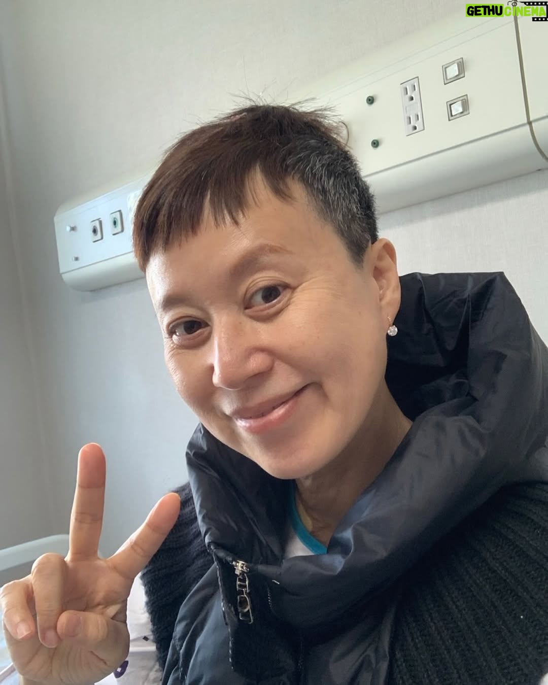 Park Mi-sun - 78.9K Likes - 이  사진은  병원에  있을때  찍은거에요 ㅎ 
.
사실  아프고 나서  좀  소심해지고  아픈 분들도  많으신대  유별떠는거  같아서  조심스러웠는데
.
생각보다  너무  많은  분들이  공감하시고  힘을  얻었다고  하셔서  유투브  오늘  또  업로드 해봤어요 
.
몇 분이라도  영상 보시고  힘 내셨으면  좋겠습니다 
.
아픈분들  힘든분들  모두모두  힘내세요 
.
다~~지나갈거에요 
화이팅 !!!! 
.
#유투브 #나는박미선
