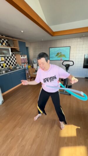 Park Mi-sun Instagram - 밥  잘먹고  집에서 운동 
.
근데  이  훌라후프  왜  이렇게  어렵냐구요 ㅠㅠ 
.
얼굴로  돌리는 중 ㅋㅋㅋㅋ