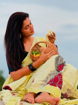 Parvathy Venkitaramanan Instagram - Happy Onam my dearies 🌸🌞

PC :  @manju_54 😘❤️