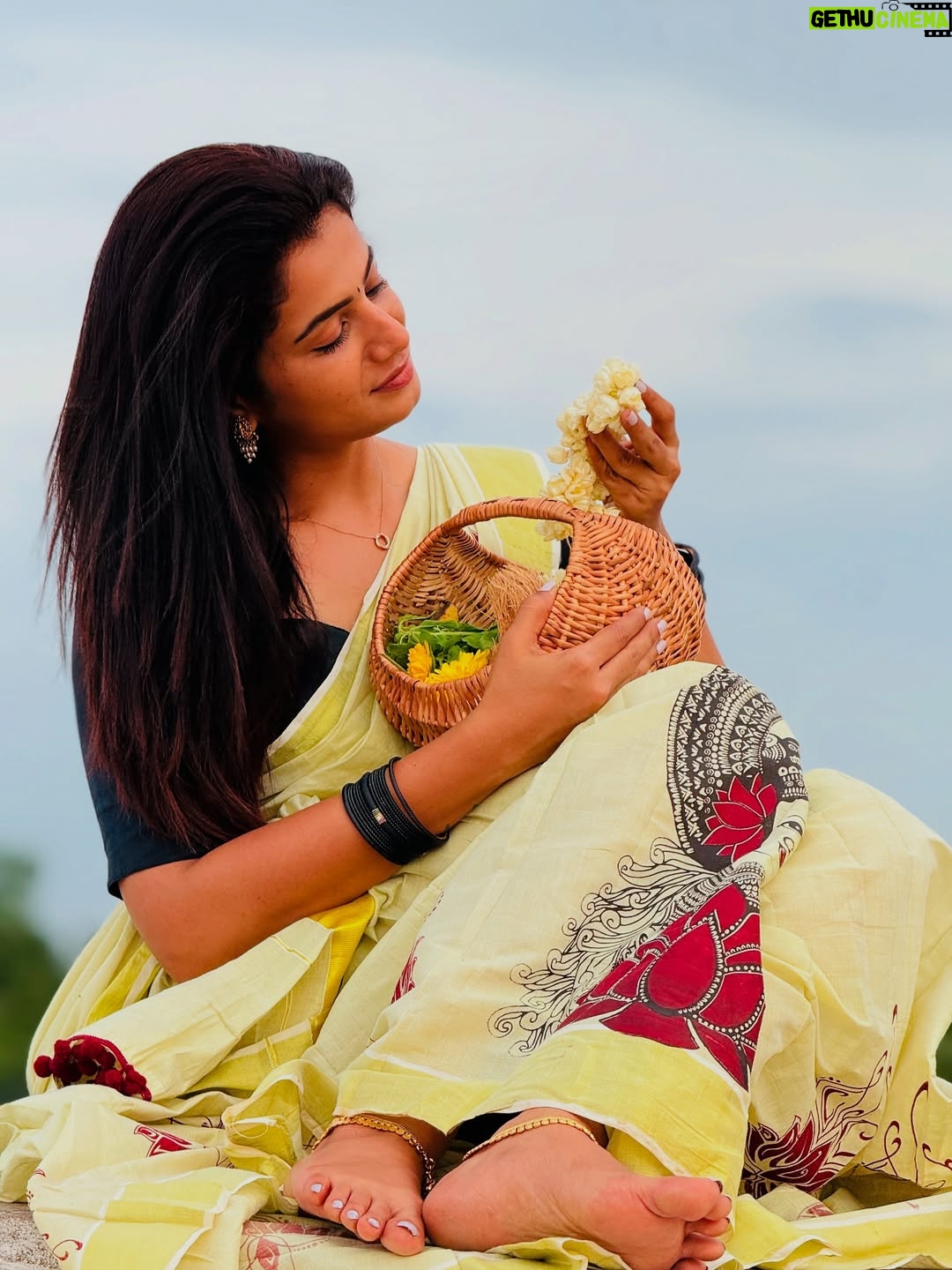 Parvathy Venkitaramanan - 26.6K Likes - Happy Onam my dearies 🌸🌞

PC :  @manju_54 😘❤️
