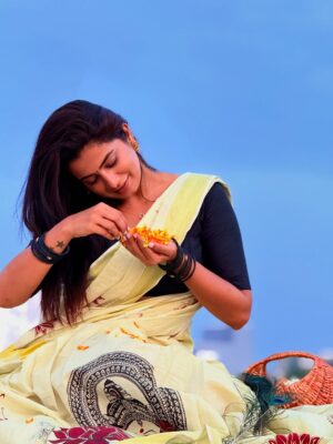 Parvathy Venkitaramanan Instagram - Happy Onam my dearies 🌸🌞

PC :  @manju_54 😘❤️