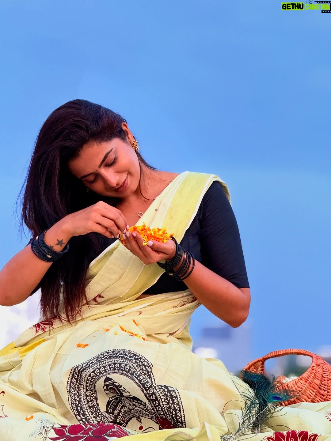 Parvathy Venkitaramanan - 26.6K Likes - Happy Onam my dearies 🌸🌞

PC :  @manju_54 😘❤️