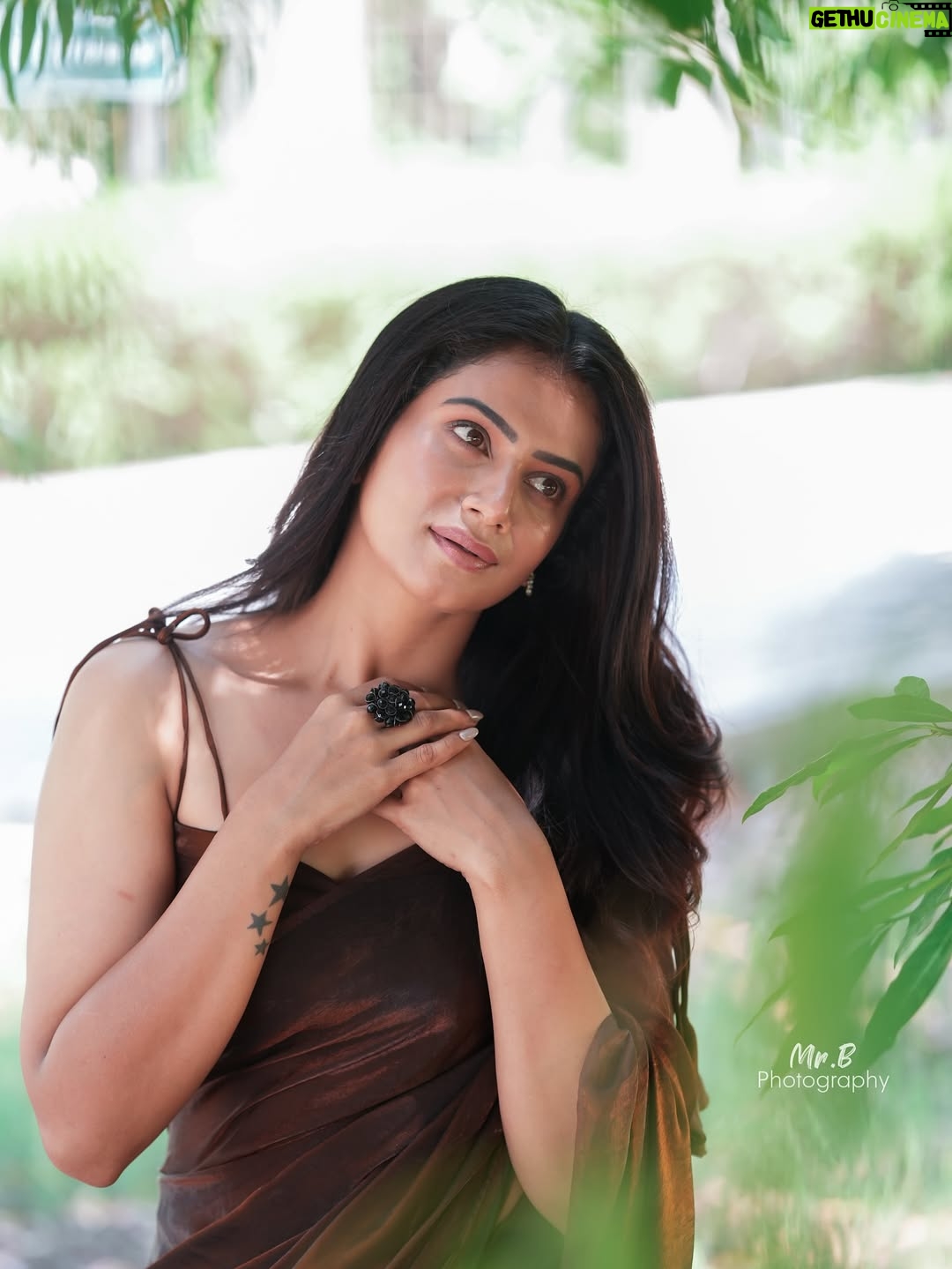 Parvathy Venkitaramanan - 22K Likes - 🍂

@dresscape_ 
@honeylang_makeup_artist 
@mr.b.photography_