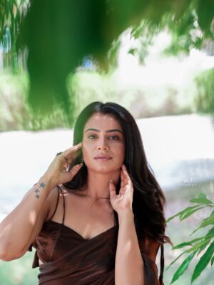 Parvathy Venkitaramanan Instagram - 🍂

@dresscape_ 
@honeylang_makeup_artist 
@mr.b.photography_