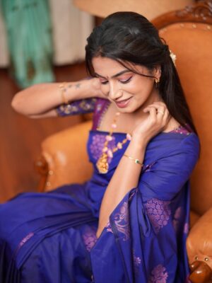 Parvathy Venkitaramanan Instagram - Let’s celebrate the festival of lights by spreading love and kindness. Happy Diwali!

MUAH @saranyanagarajan_ 🤍