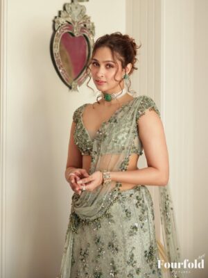 Pashmina Roshan Instagram - The most serene day!
Still tearing up as I post these 🤍✨
Pheras look
Outfit : @dollyjstudio
Jewlery -
necklace and earrings : @mayasanghavijewels
Bracelet and rings : @anmoljewellers
Styling : @pranita.abhi
Styling team : @krishadedhia13
hmu: @esther_hmu
Photos: @fourfoldpictures
Decor by: @your_wedding_crafters