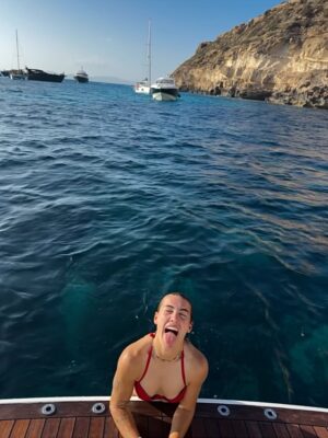 Patri Guijarro Instagram - 😝🐚👀🦎🌀🥘🖤