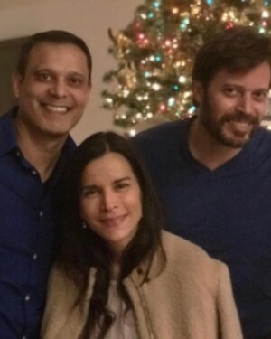 Patricia Velásquez Instagram - 🎄✨ ¡Feliz Día del Espíritu de la Navidad! ✨🎄
Hoy quiero Celebrar esa magia especial que nos envuelve en esta temporada. Es un momento para compartir amor, alegría y gratitud con nuestros seres queridos y con aquellos que nos rodean.
¡Que el espíritu de la Navidad nos llene a todos de mucho Amor!
##patriciavelasquez