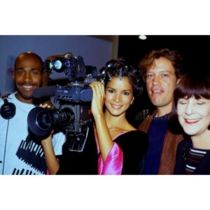 Patricia Velásquez Instagram - #tbt Hoy me encontré con estas fotos que me recordaron a una época hermosa. Aunque no recuerdo exactamente los años, sí sé que fue un periodo lleno de aprendizajes y momentos inolvidables. 💖
@antoniomartinezfilm Gracias por recordarme esta parte de mi carrera super especial para mi.
¿Ustedes también tienen recuerdos especiales que les hacen sonreír?
#patriciavelasquez