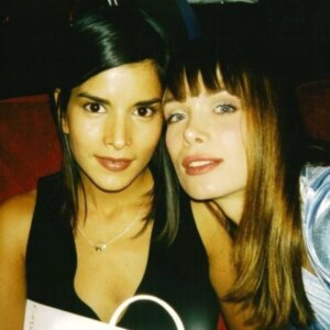 Patricia Velásquez Instagram - #tbt Hoy me encontré con estas fotos que me recordaron a una época hermosa. Aunque no recuerdo exactamente los años, sí sé que fue un periodo lleno de aprendizajes y momentos inolvidables. 💖
@antoniomartinezfilm Gracias por recordarme esta parte de mi carrera super especial para mi.
¿Ustedes también tienen recuerdos especiales que les hacen sonreír?
#patriciavelasquez